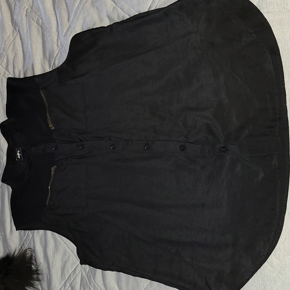 Daytrip Women's large button down tank. Zippered pockets. Buckle